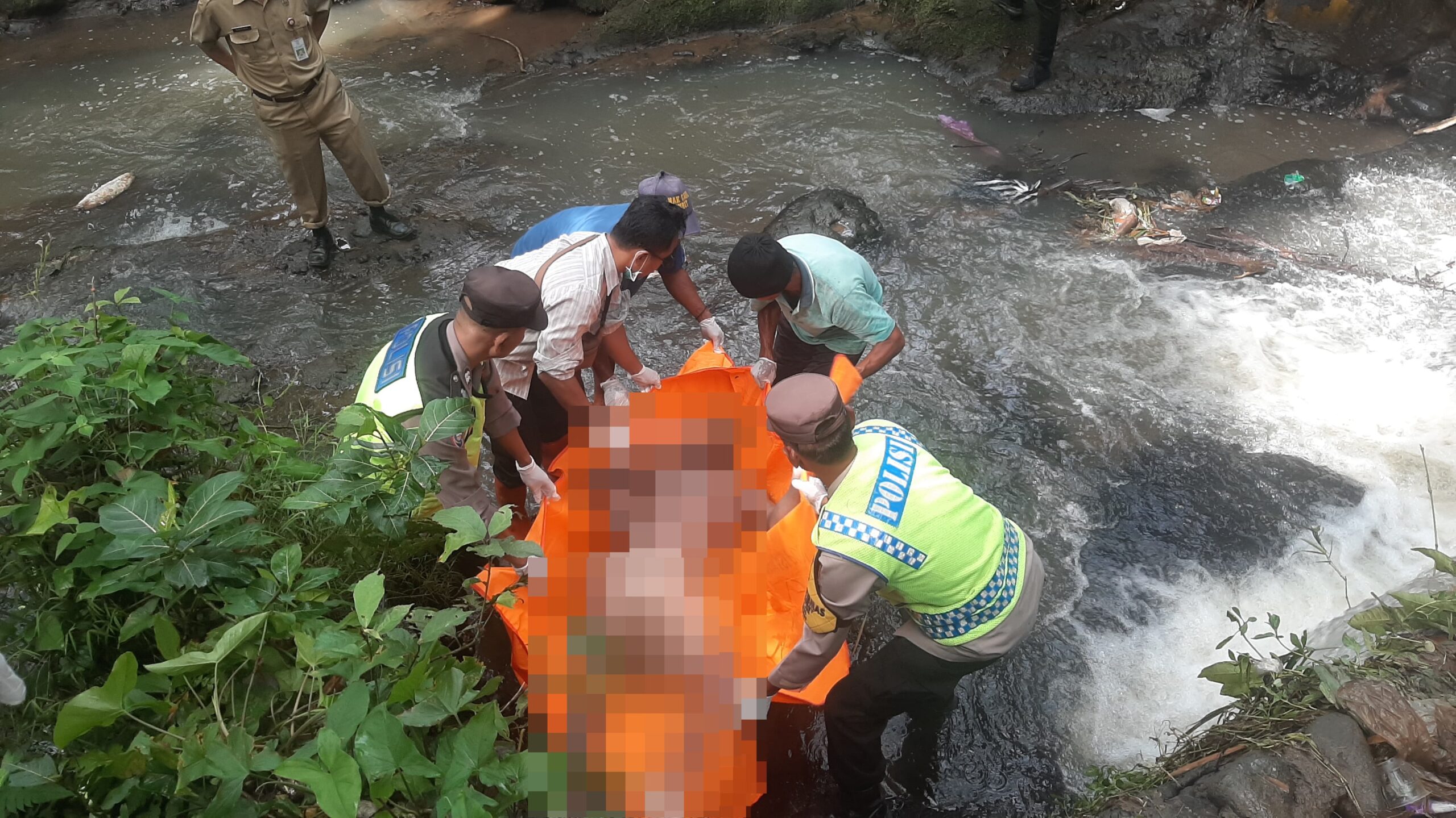 Mayat Pria Ditemukan di Bendungan Sungai Tideng, Polisi Lakukan Pemeriksaan