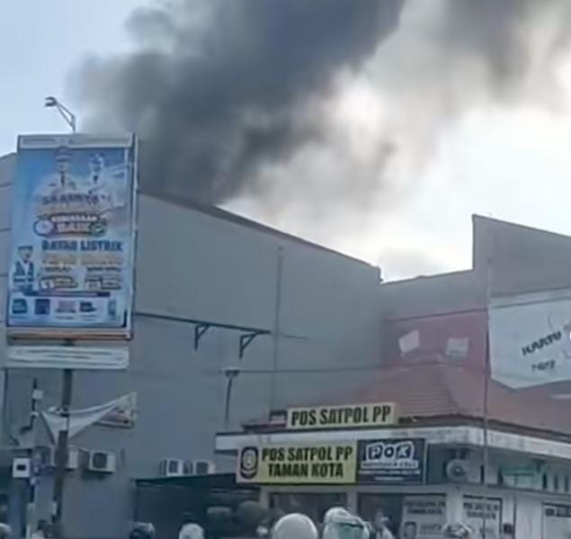 RUKO TIGA LANTAI DI KUNINGAN TERBAKAR, DAMKAR LANGSUNG TANGANI PEMADAMAN